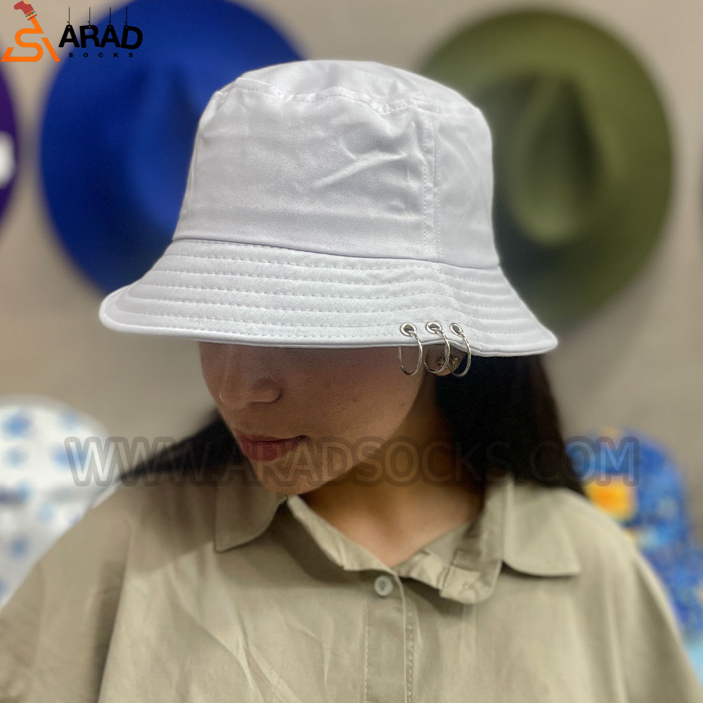 کلاه باکت سفید پیرسینگ دار